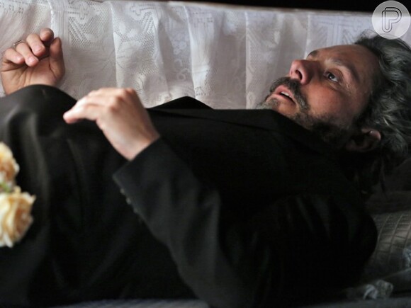 José Alfredo (Alexandre Nero) não sabe o que está acontecendo do lado de fora e teme que possa de fato morrer naquele caixão
