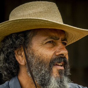 Tadeu afirma ao pai, José Leôncio, que para casar, ele terá que ter casamento com Filó, na novela 'Pantanal'