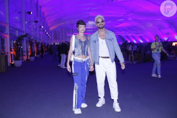 Agatha Moreira e Rodrigo Simas esbanjaram estilo em um look em tons claros e jeans