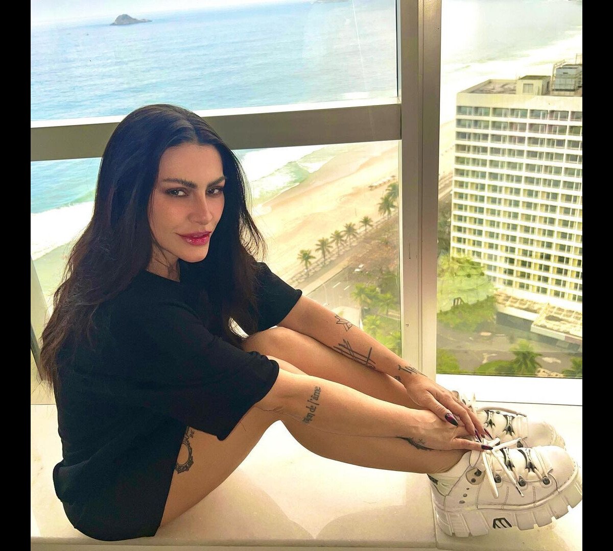 Foto: Cleo Pires publicou uma série de fotos tiradas no Rio de Janeiro, mas  um detalhe despertou suspeitas sobre uma gravidez - Purepeople