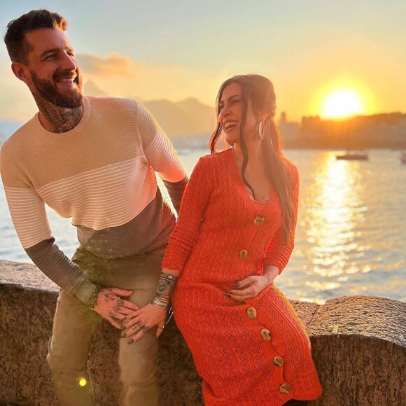 Cleo Pires aparece com a mão próxima à barriga em uma das fotos