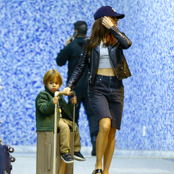 Isis Vardeve usa bermuda jeans em aerolook