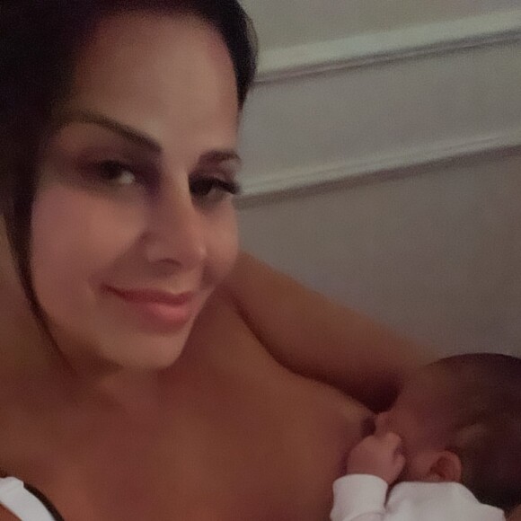 Viviane Araujo postou foto amamentando o filho, Joaquim, nascido em 6 de setembro de 2022