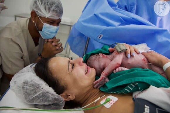 Viviane Araujo posou com o filho, Joaquim, logo após o parto