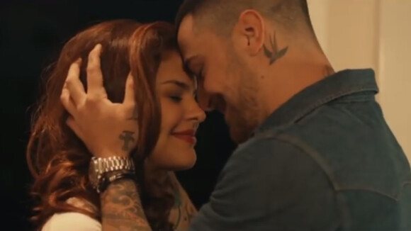 Paloma Bernardi e Felipe Titto vivem par romântico em clipe de banda de rock