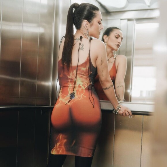 Vestido usado por Cleo tem a estampa de um corpo desenhada no tecido