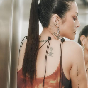 Cleo 'nua' no elevador? Cantora usa vestido da moda e destaca curvas em look ousado