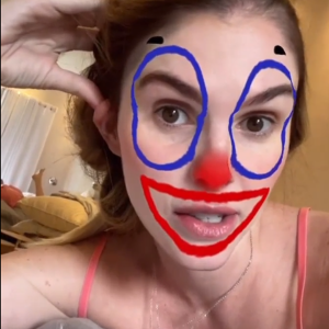 Bárbara Evans sobre orelha da filha: 'Tá vendo que a minha é um pouquinho [de abano] dos dois lados? Só que é pequenininha, a dela dá uma viradinha assim'