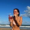 Mel Maia exibiu suas tatuagens em fotos de biquíni na praia