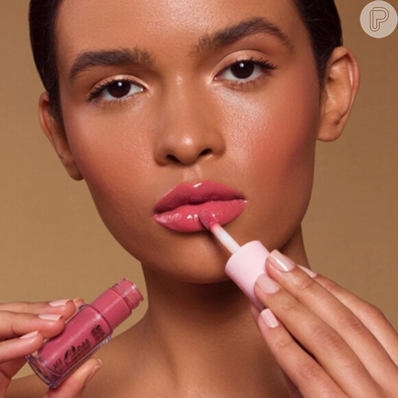 Gloss Labial em rosa é perfeito para uma make delicada: esse aqui é o Giovanna, da Linha Bruna Tavares, à venda no Beleza na web