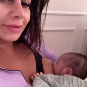 Viviane Araujo publicou um vídeo onde se diverte ao observar o filho se alimentando