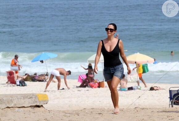 Guilhermina Guinle, grávida de uma menina, curte praia no Rio de Janeiro