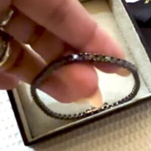 Simone Mendes presenteou o marido, Kaká Diniz, com uma pulseira