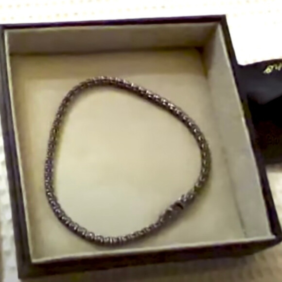 Marido de Simone Mendes, Kaká Diniz ganhou uma pulseira riviera de diamantes negros