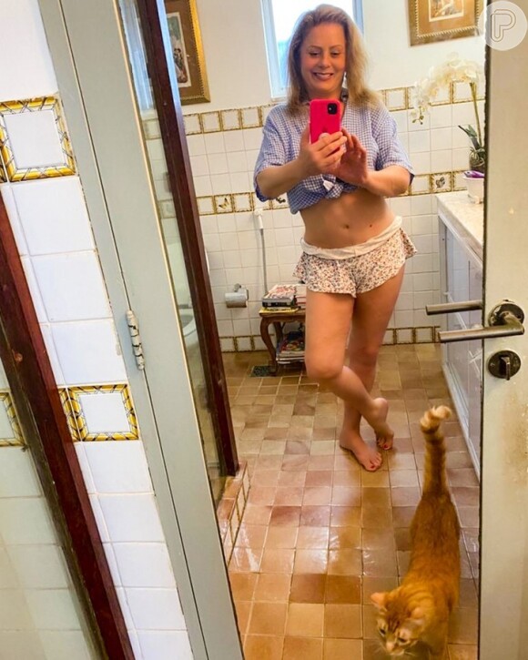 Vera Fischer exibiu a barriga sarada em uma selfie nas redes sociais