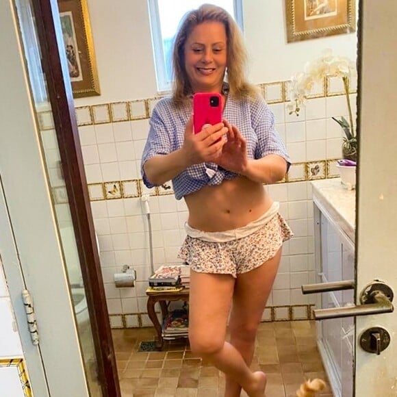 Vera Fischer exibiu a barriga sarada em uma selfie nas redes sociais