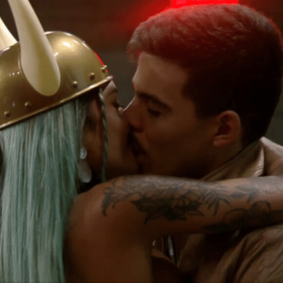 Thomaz Costa e Tati Zaqui se beijaram na primeira festa de 'A Fazenda 14'