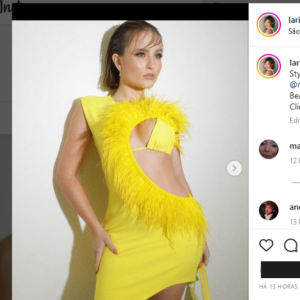 Larissa Manoela utilizou um vestido curto com plumas e recorte estratégico