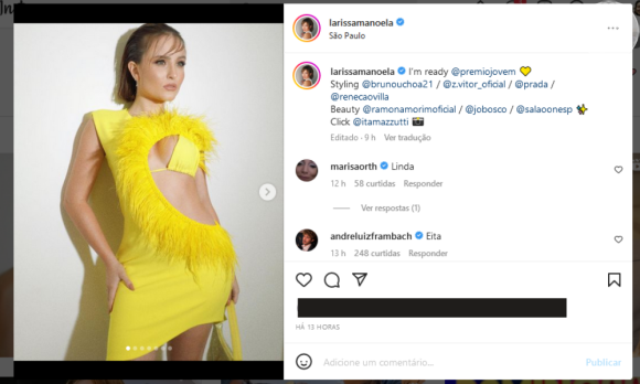 Larissa Manoela utilizou um vestido curto com plumas e recorte estratégico