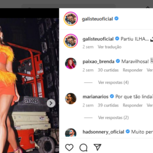 Adriane Galisteu utilizou o mesmo vestido, mas em tom laranja, durante aparição recente na Record TV