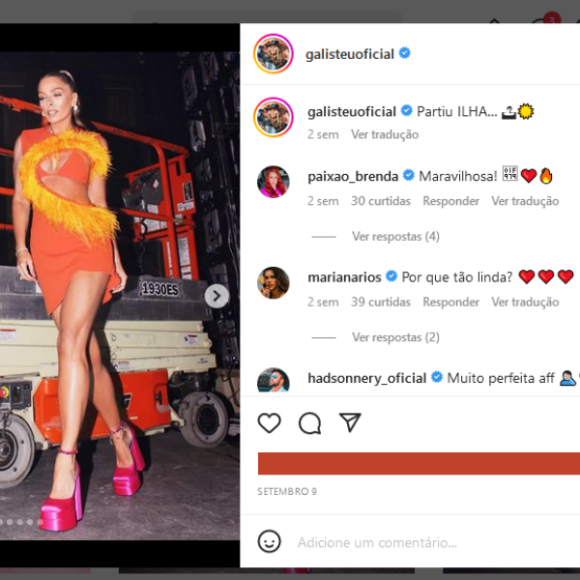 Adriane Galisteu utilizou o mesmo vestido, mas em tom laranja, durante aparição recente na Record TV