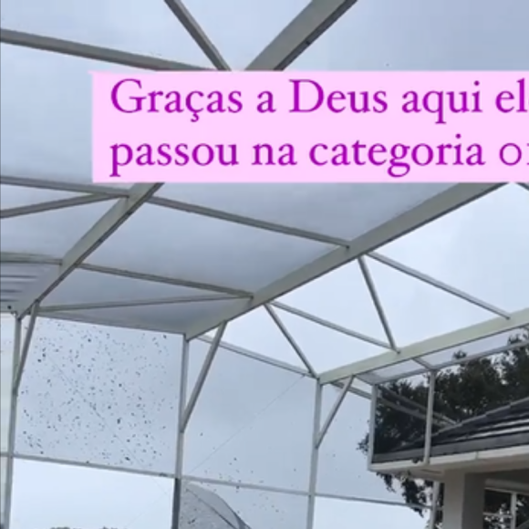 Mansão de Zilu Camargo teve as telas de proteção arrancadas com a força do Furacão Ian