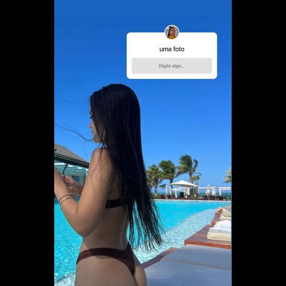 De biquíni e com o bumbum em evidência, Mel Maia convocou dinâmica para os seguidores pedirem fotos a ela