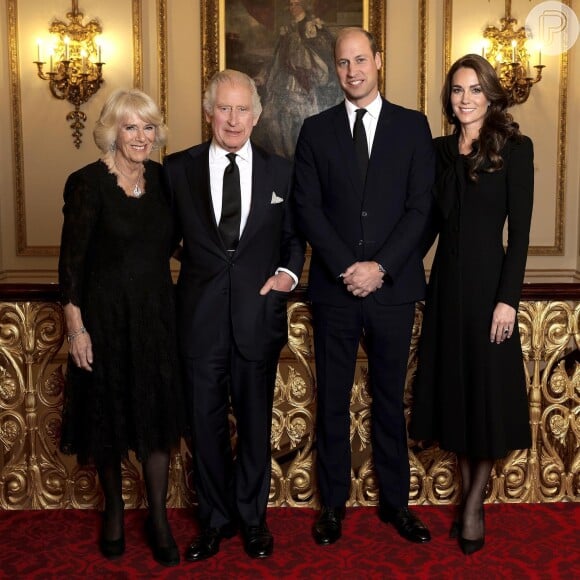 Família Real divulgou primeira foto oficial de Charles e Camila como rei e rainha