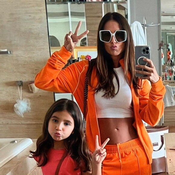 Maria Flor, filha de Deborah Secco e Hugo Moura, tem 6 anos