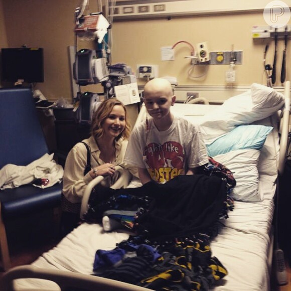 Jennifer Lawrence visita crianças em hospital na madrugada desta quinta-feira, 25 de dezembro de 2014