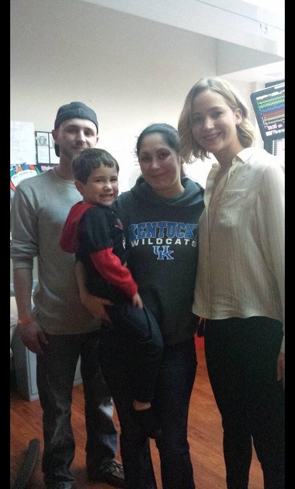 Jennifer Lawrence posou com crianças e pais que estavam no hospital