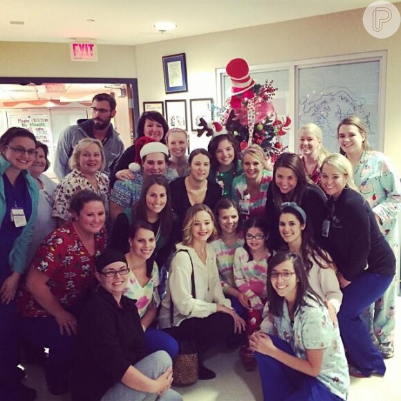 Jennifer Lawrence posa com funcionários do hospital: 'Dia feliz'