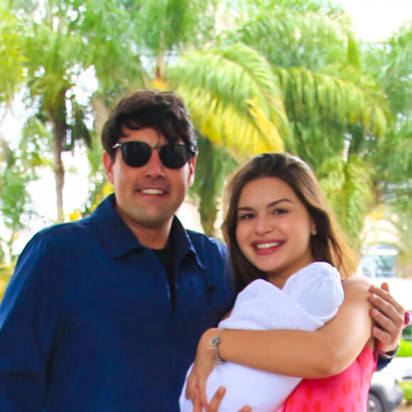 Bruno De Luca recebeu uma chuva de comentários dos famosos. "Morri de amoressss! Lindooss e Aurora uma boneca", afirmou a apresentadora Ana Clara. "Saúde e muitas alegrias", desejou Angélica