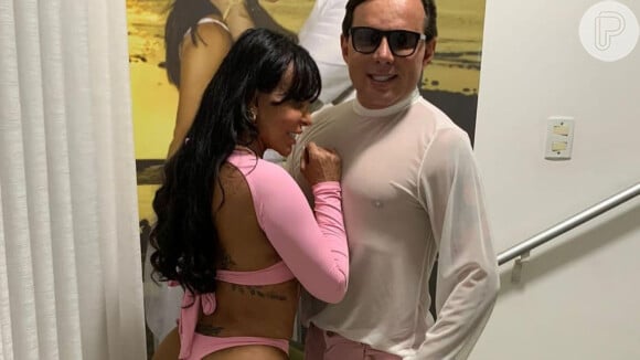 Gretchen deixou bumbum à mostra em look e recebeu críticas pela roupa