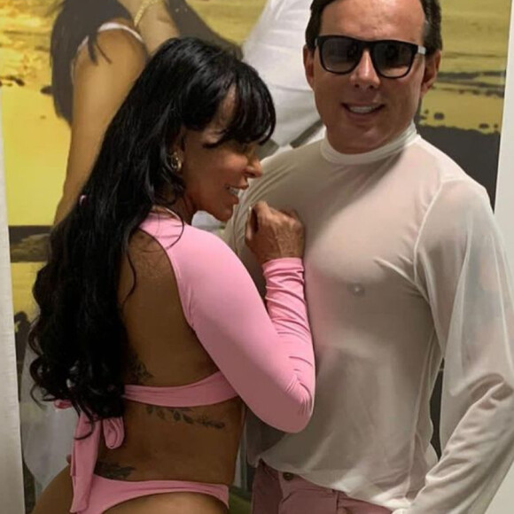 Gretchen deixou bumbum à mostra em look e recebeu críticas pela roupa