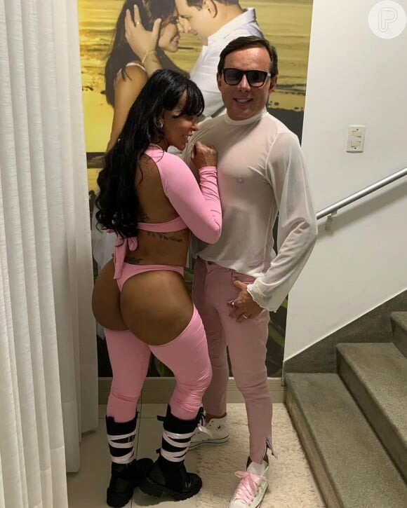 Gretchen usou look com bumbum à mostra ao lado do marido, o músico Esdras de Souza