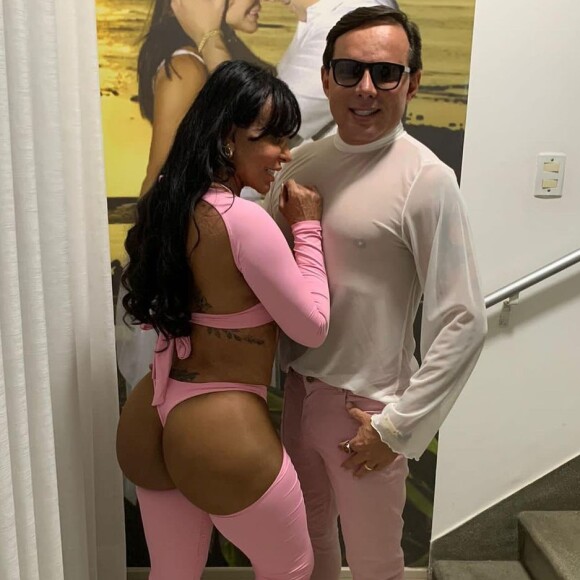 Gretchen usou look com bumbum à mostra ao lado do marido, o músico Esdras de Souza