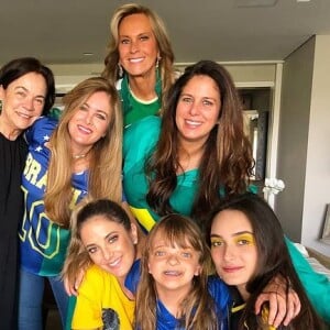 Mãe de César Tralli posa na Copa do Mundo 2018 com Ticiane Pinheiro, Helô Pinheiro, Rafaella Justus e Kiki Pinheiro