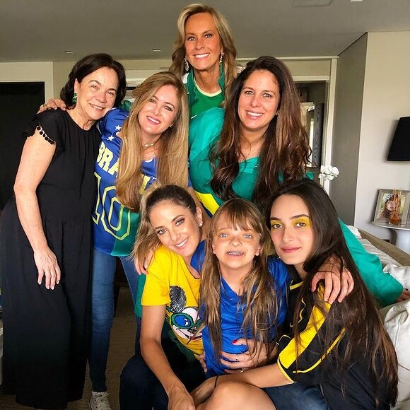 Mãe de César Tralli posa na Copa do Mundo 2018 com Ticiane Pinheiro, Helô Pinheiro, Rafaella Justus e Kiki Pinheiro