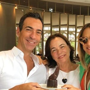 Mãe de César Tralli em foto rara com o filho e com Ticiane Pinheiro comemorando aniversário do jornalista