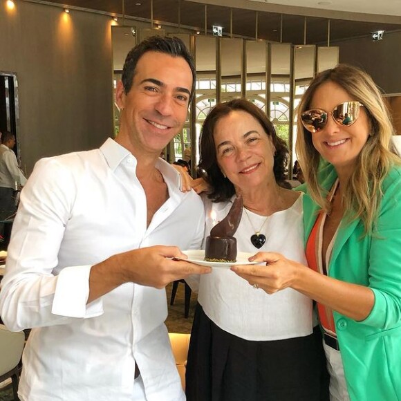 Mãe de César Tralli em foto rara com o filho e com Ticiane Pinheiro comemorando aniversário do jornalista