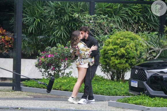Jade Picon deu um beijão em Chay Suede, seu par romântico em "Travessia"