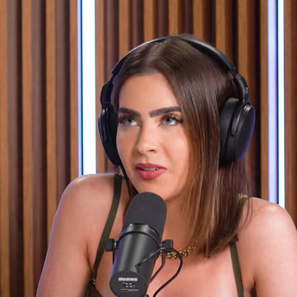 "Tenho zero privacidade desde muito tempo. Mas olha o que eu tenho! São os ossos do ofício total", declarou Jade Picon