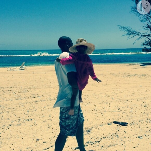 Blue Ivy curtindo uma tarde de praia com o paizão, Jay-Z
