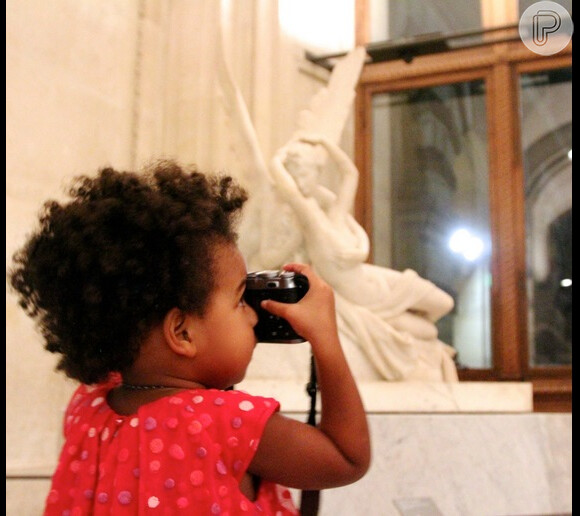 Blue Ivy viajou com os pais, Beyoncé e Jay-Z, para a França e aproveitou para curtir um passeio pelo museu de Louvre, em Paris