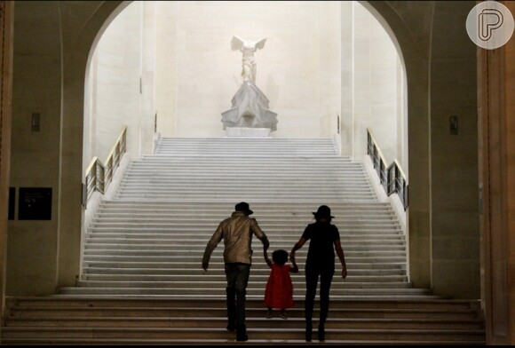 Olha que fofa a Blue Ivy brincando com os pais, Beyoncé e Jay-Z, nas escadarias do museu do Louvre, em Paris