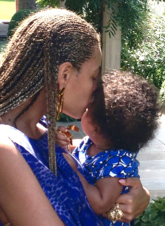 Blue Ivy ainda pequenininha ganhando um carinho da mãe, Beyoncé