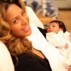 Beyoncé sempre compartilhou fotos da filha, Blue Ivy. Olha essa de quando ela ainda era bebezinha. Fofa!