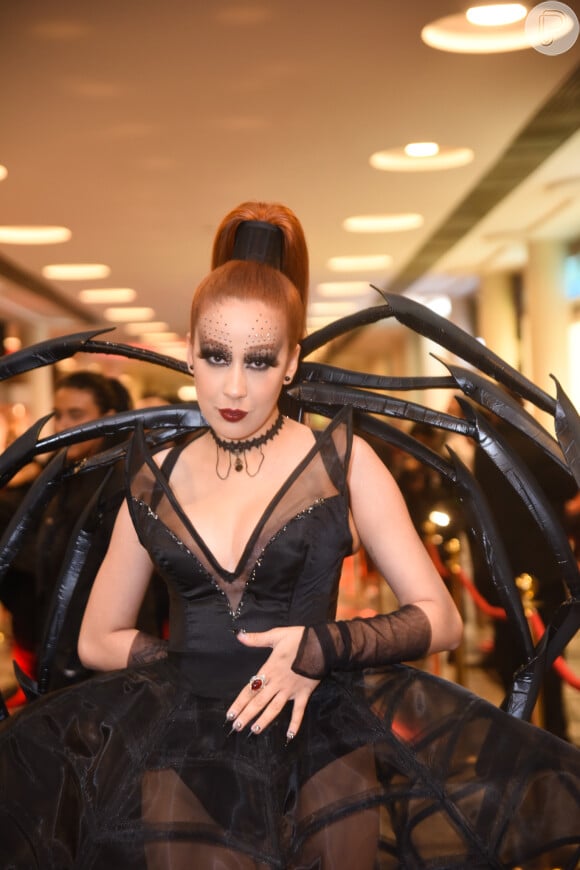 Camila Pudim se fantasiou de aranha para festa de Halloween