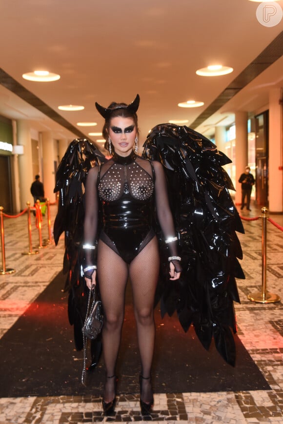 Franciny Ehlke encarou um 'black angel' para festa de Halloween